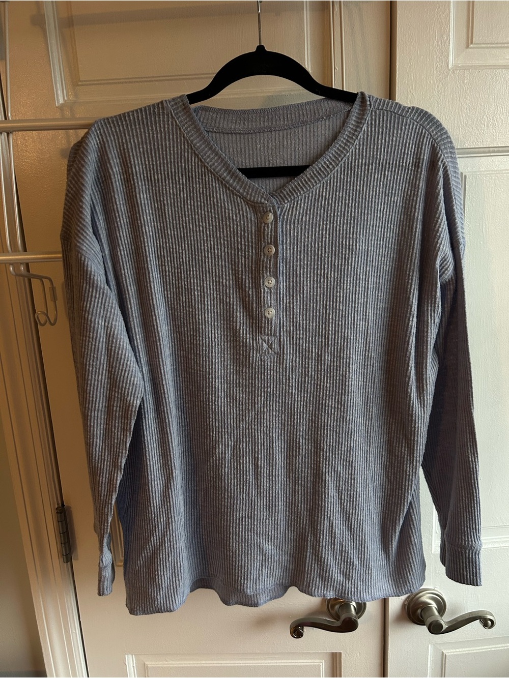 American Eagle Outfitters Women's Gray Waffle V-Neck Henley - Picture 2 of 5